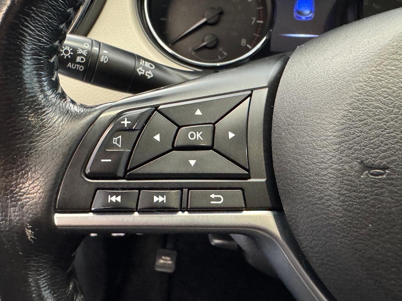 2018 Nissan Qashqai SL+New Tires+Roof+LKA+Adaptive Cruise+CLEAN CARFAX - Photo #46