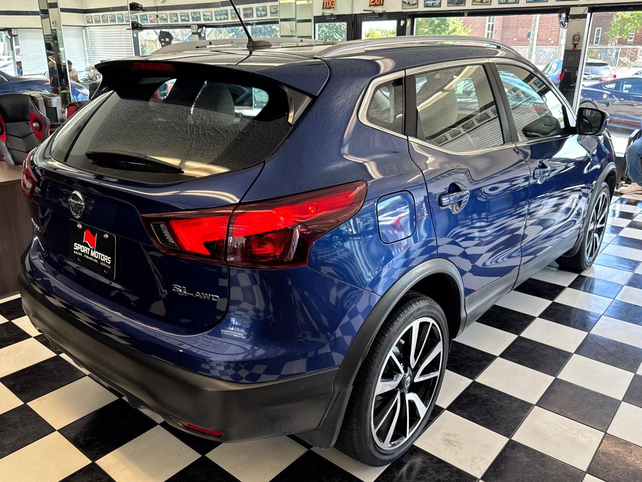 2018 Nissan Qashqai SL+New Tires+Roof+LKA+Adaptive Cruise+CLEAN CARFAX - Photo #11