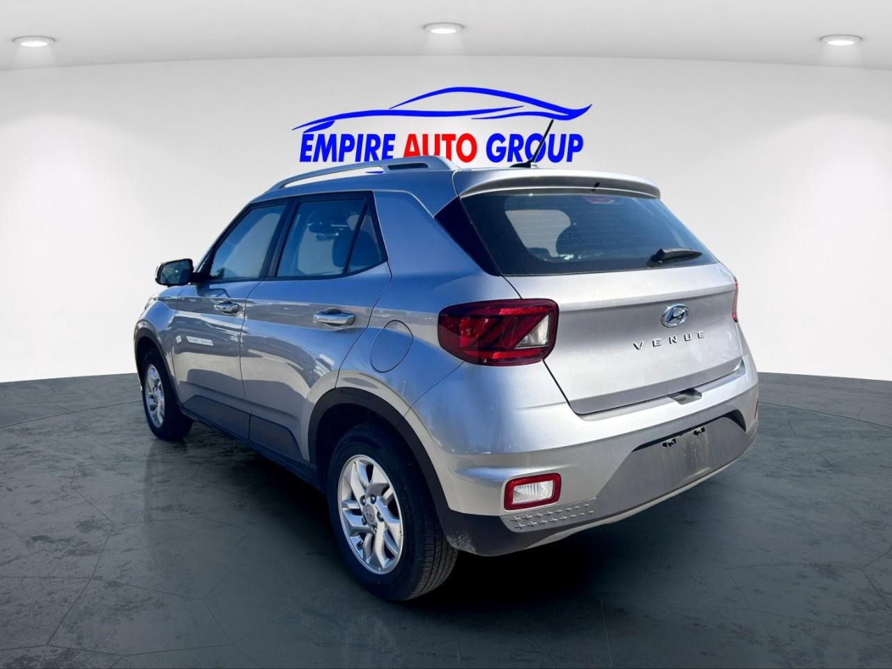 2025 Hyundai Venue SEL Photo3