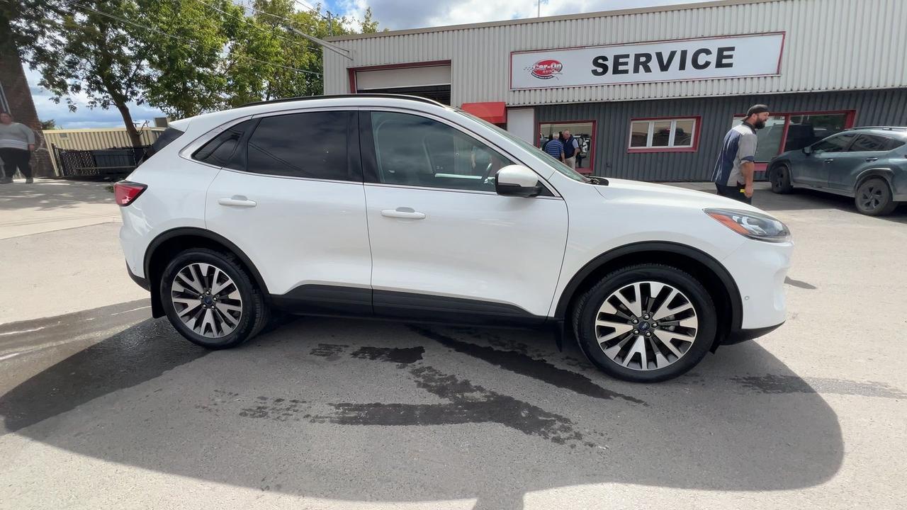 2020 Ford Escape TITANIUM AWD | LOW KMS! | HTD LEATHER | PANO ROOF Photo