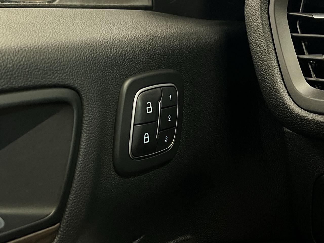 2020 Ford Escape TITANIUM AWD | LOW KMS! | HTD LEATHER | PANO ROOF Photo