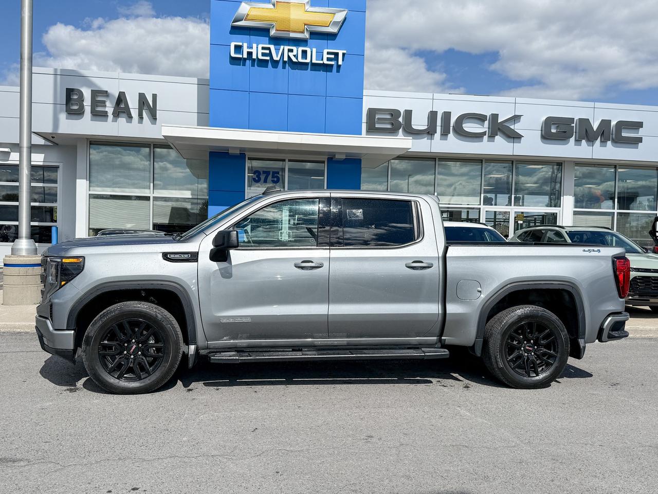 2023 GMC Sierra 1500 Elevation 5.3L V8, REMOTE START/ENTRY, HEATED SEATS, HEATED STEERING WHEEL, TRAILER BRAKE CONTROLLER, MAX TRAILERING PACKAGE, APPLE CARPLAY & ANDROID AUTO, BOSE SOUND SYSTEM, HD REAR VISION CAMERA Photo
