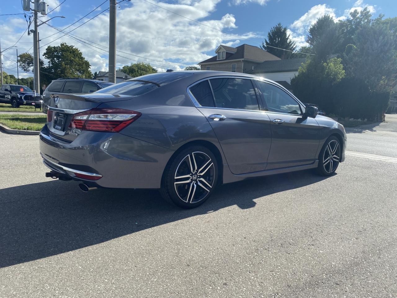 2016 Honda Accord Touring V6 Sedan 6-Spd AT Photo2