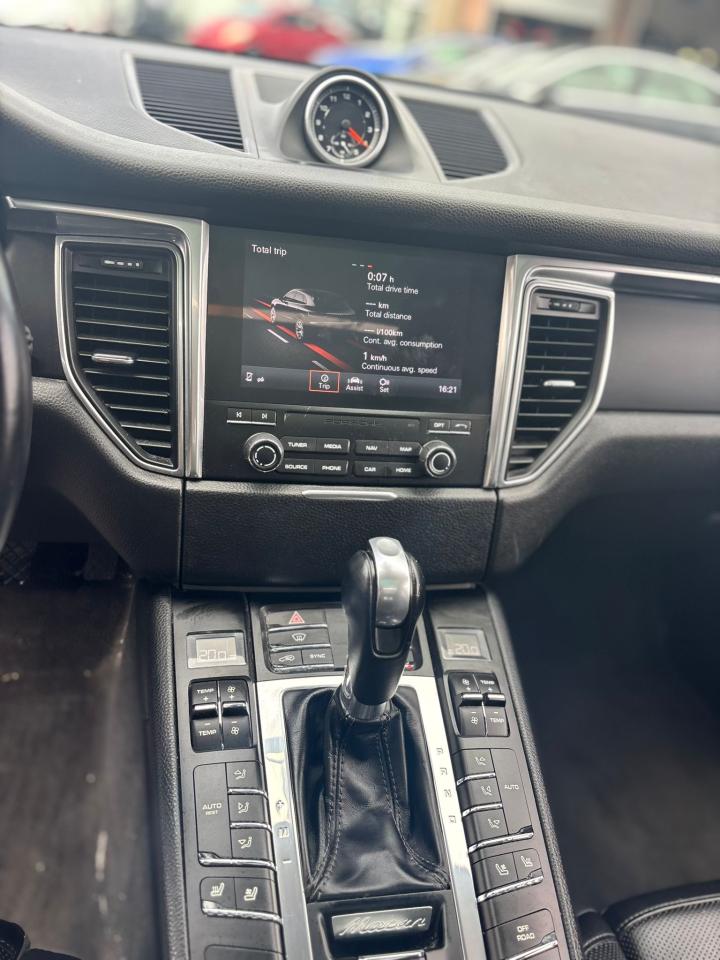 2018 Porsche Macan  - Photo #13