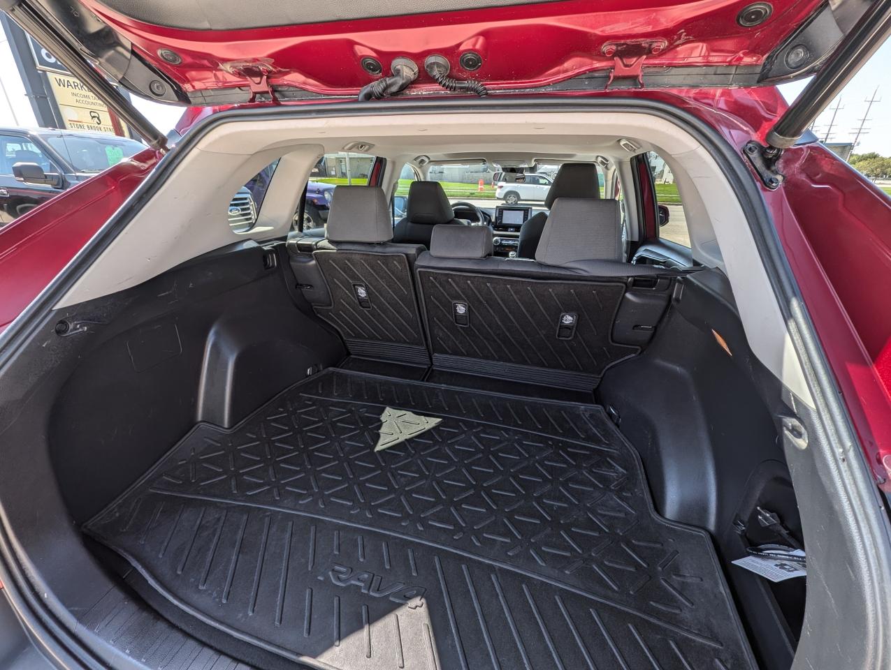 2020 Toyota RAV4 Hybrid XLE | MB OWNER | HEATED STEERING - Photo #6