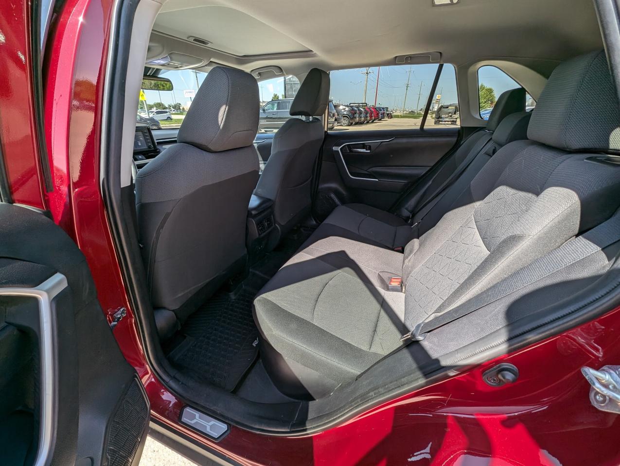 2020 Toyota RAV4 Hybrid XLE | MB OWNER | HEATED STEERING - Photo #7