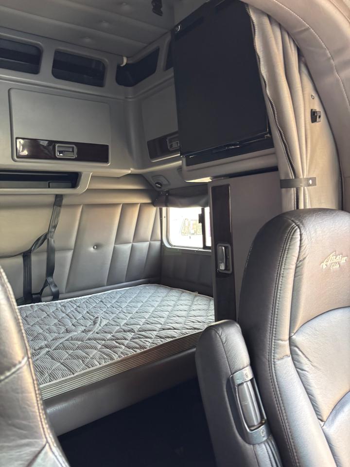 2022 PETERBILT 389  - Photo #10