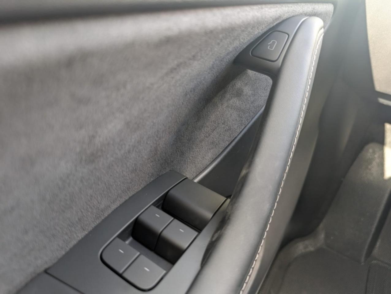 2024 Tesla Model Y LONG RANGE - Photo #9
