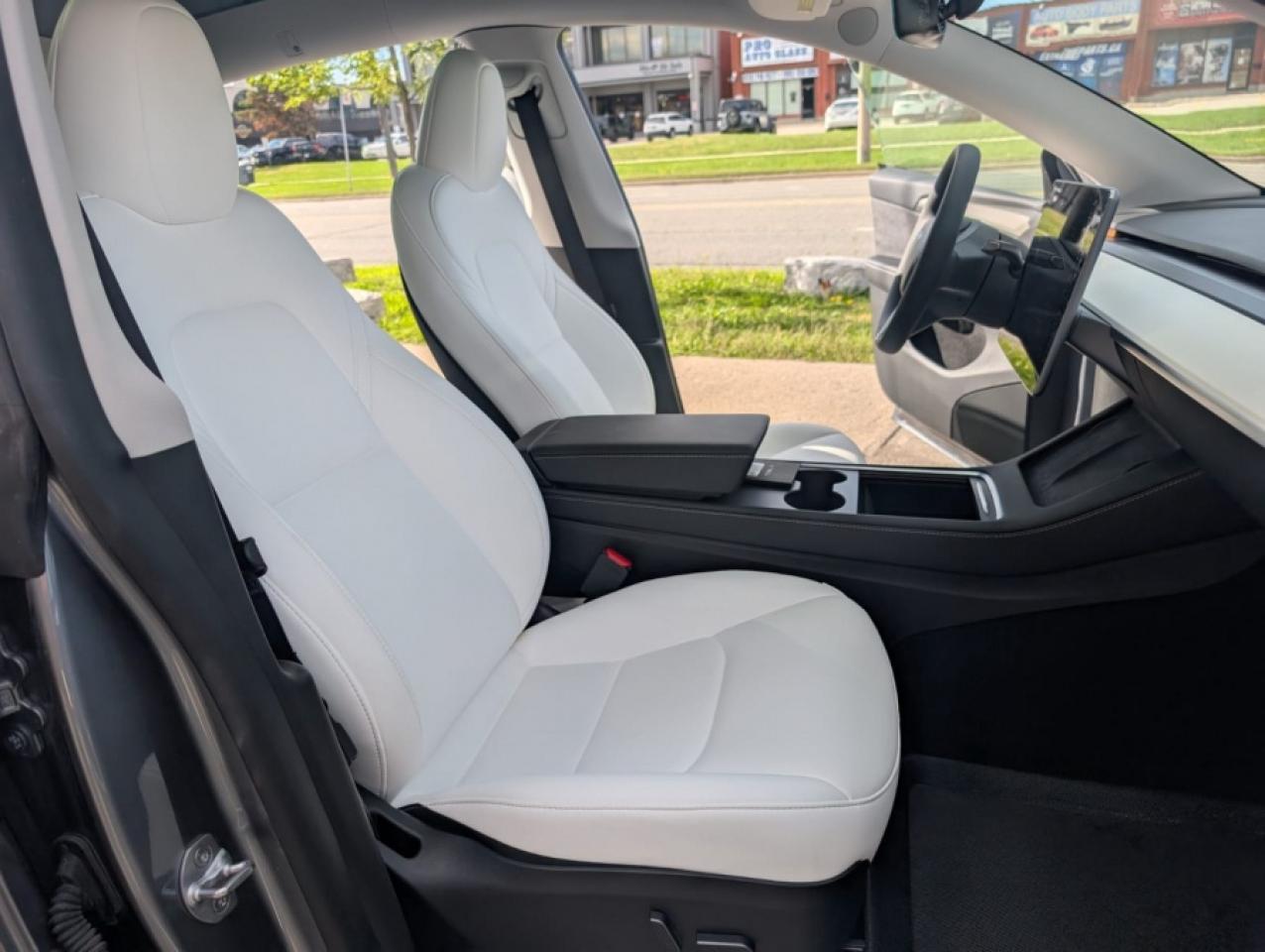 2024 Tesla Model Y LONG RANGE - Photo #21
