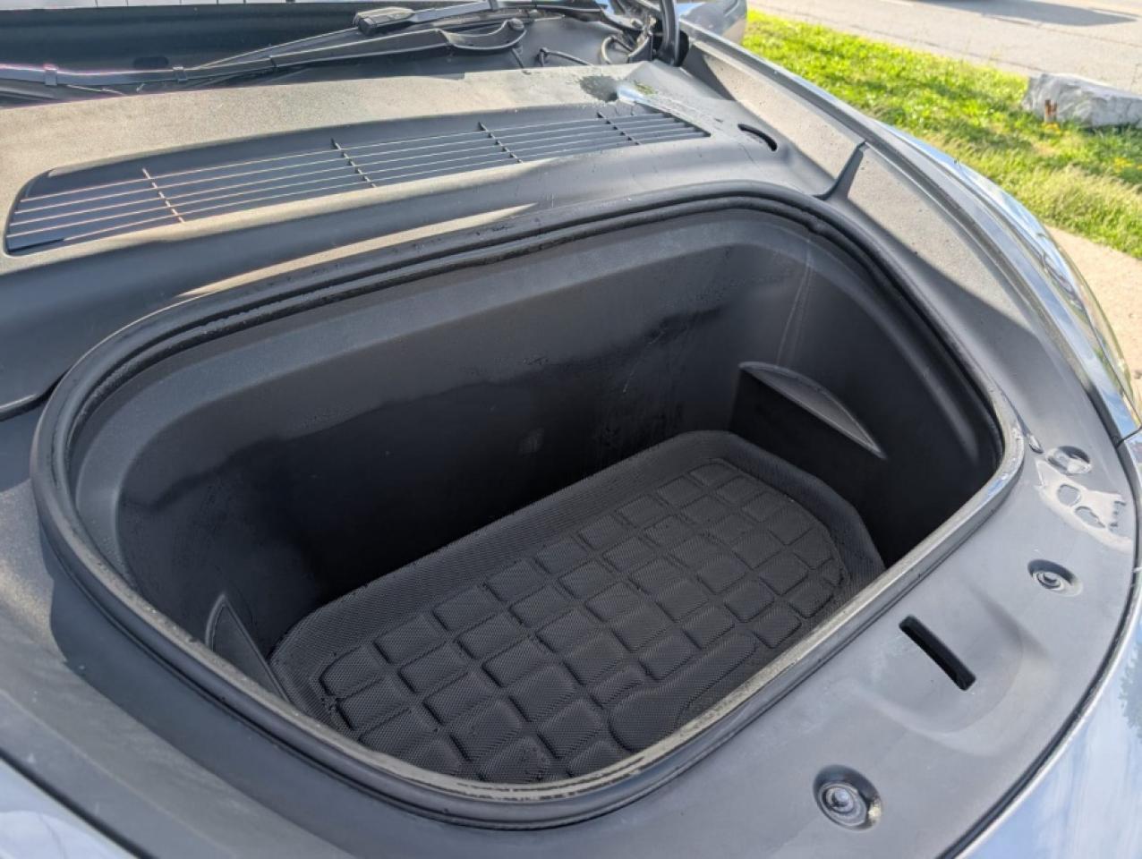 2024 Tesla Model Y LONG RANGE - Photo #25