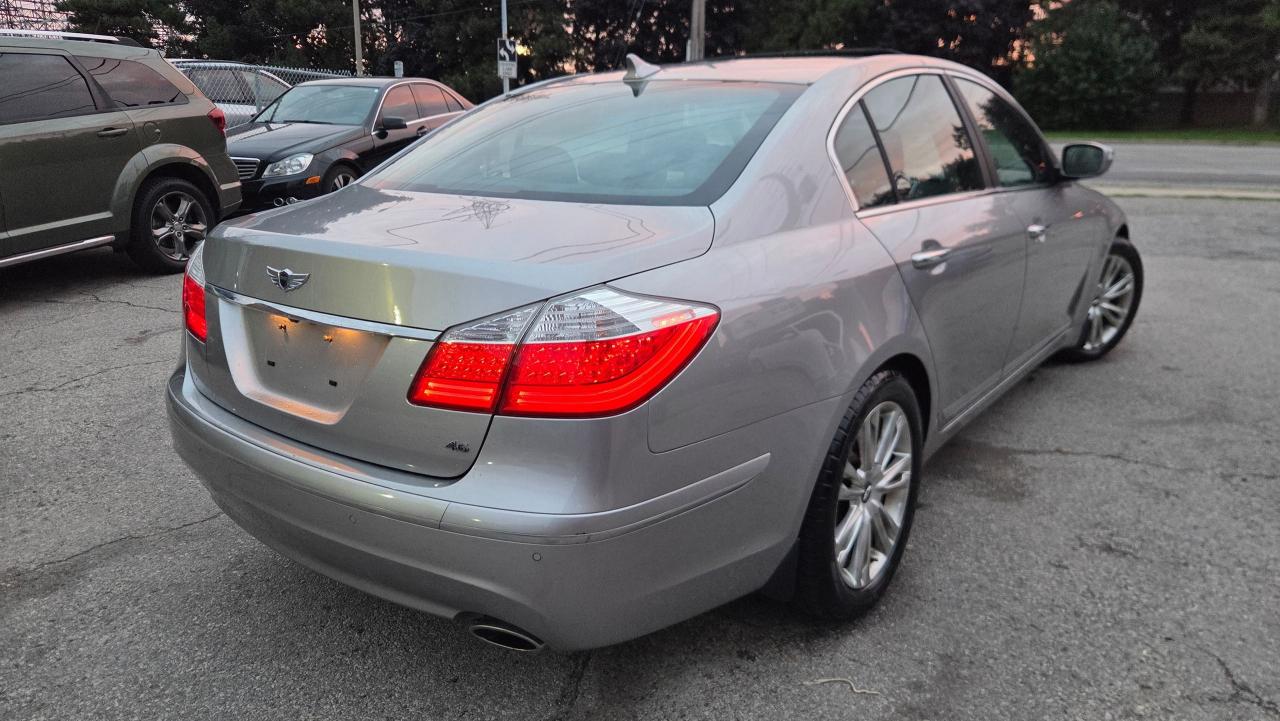 2010 Hyundai Genesis 4dr Sdn V8 w/Technology Pkg - Photo #4