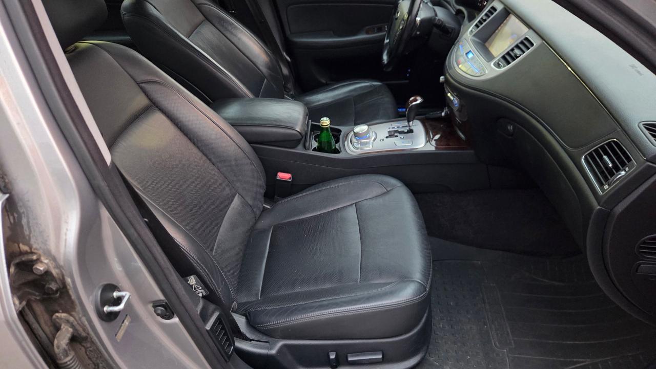 2010 Hyundai Genesis 4dr Sdn V8 w/Technology Pkg - Photo #8