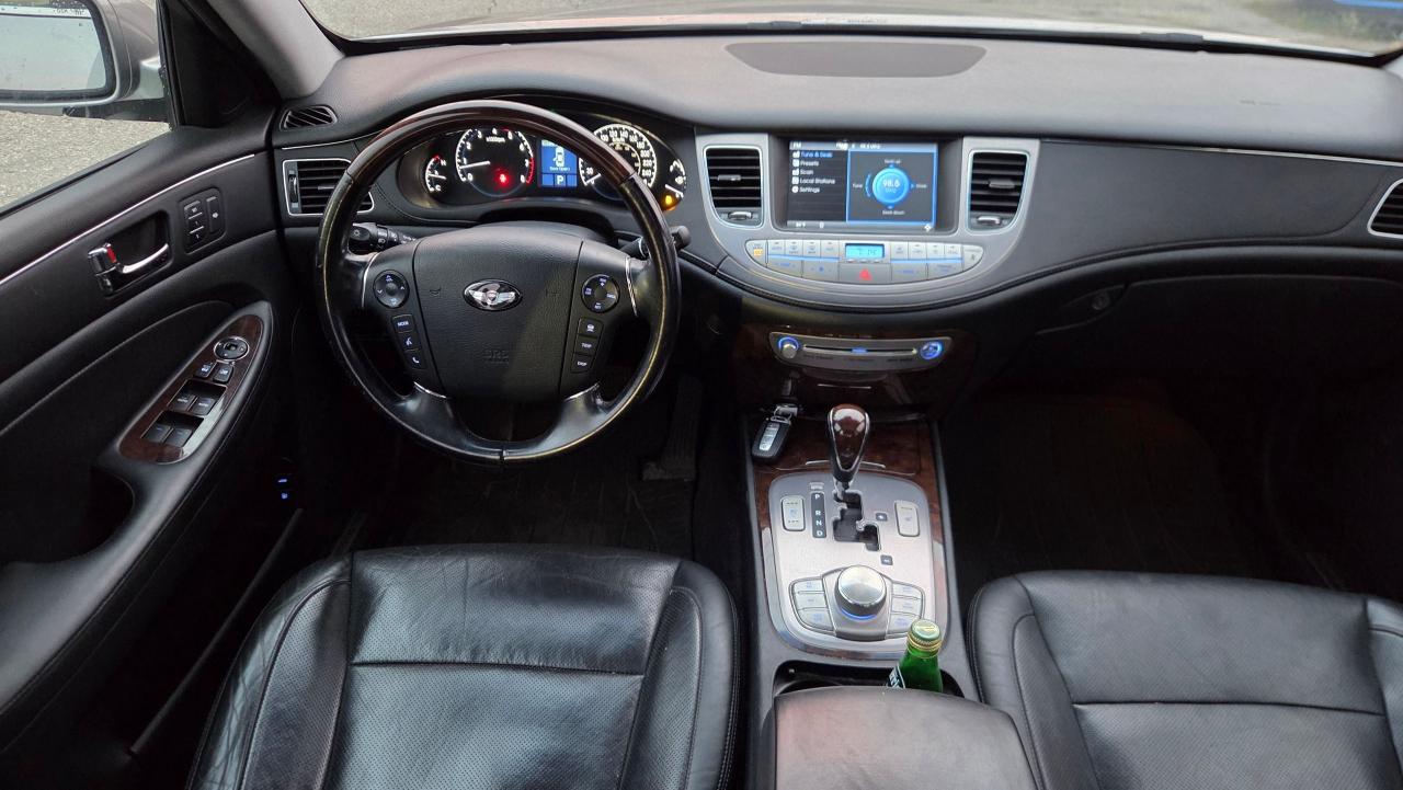 2010 Hyundai Genesis 4dr Sdn V8 w/Technology Pkg - Photo #11