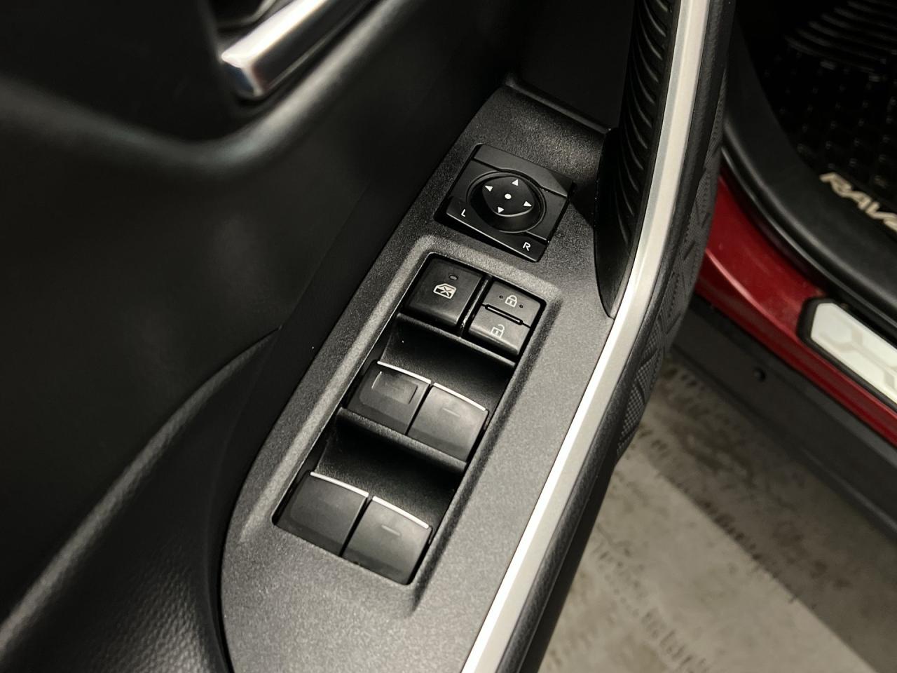 2022 Toyota RAV4 XLE PREMIUM AWD |HTD LEATHER |SUNROOF |19IN ALLOYS Photo