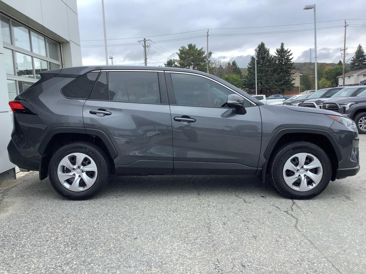 2022 Toyota RAV4 LE Photo3