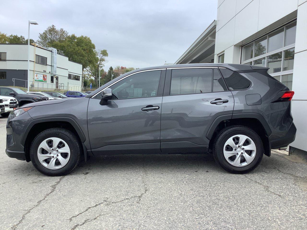 2022 Toyota RAV4 LE Photo4