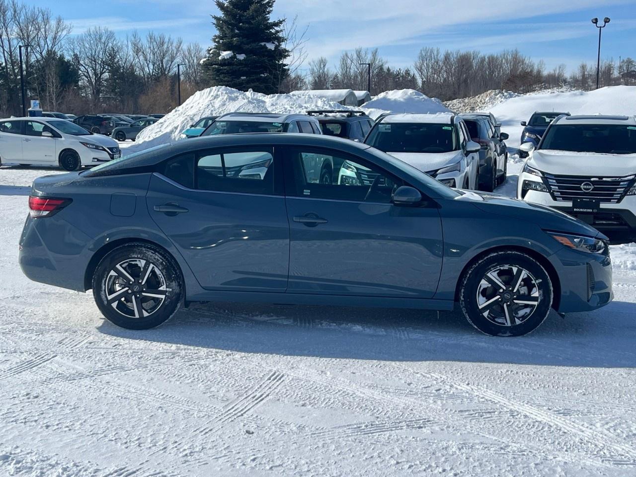 2025 Nissan Sentra SV CVT Photo