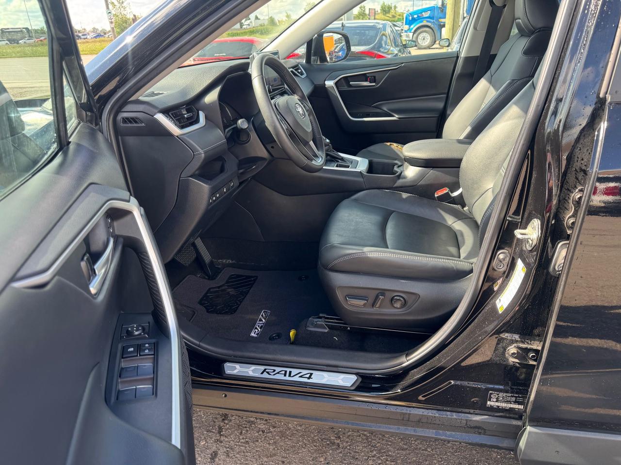 2023 Toyota RAV4 XLE, LEATHER, LOADED, ONLY 32,000KMS, CERTIFIED - Photo #11