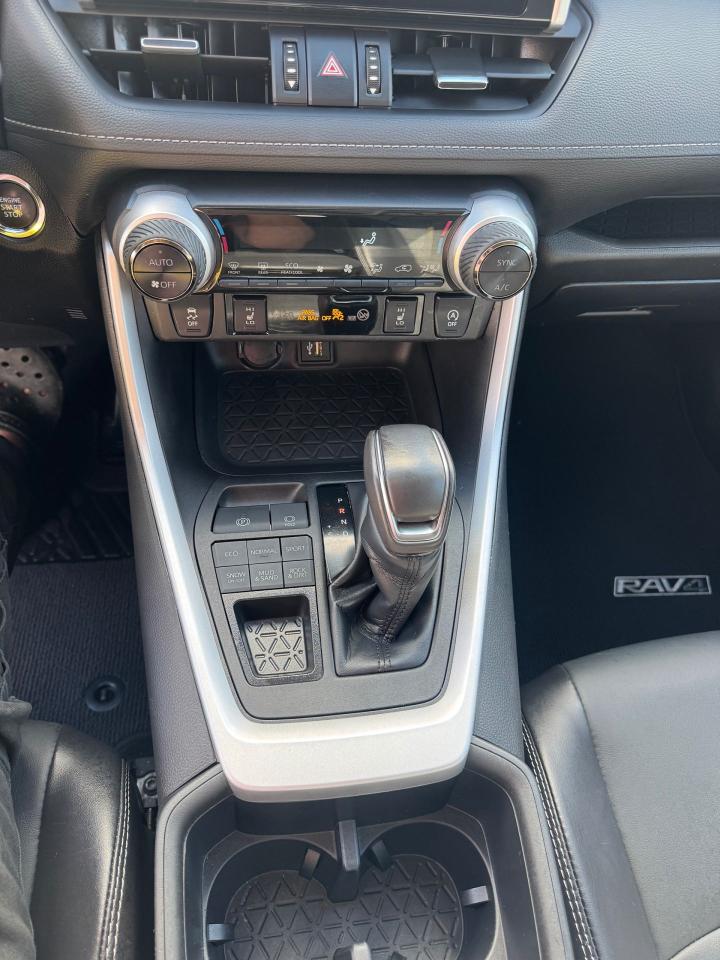 2023 Toyota RAV4 XLE, LEATHER, LOADED, ONLY 32,000KMS, CERTIFIED - Photo #17