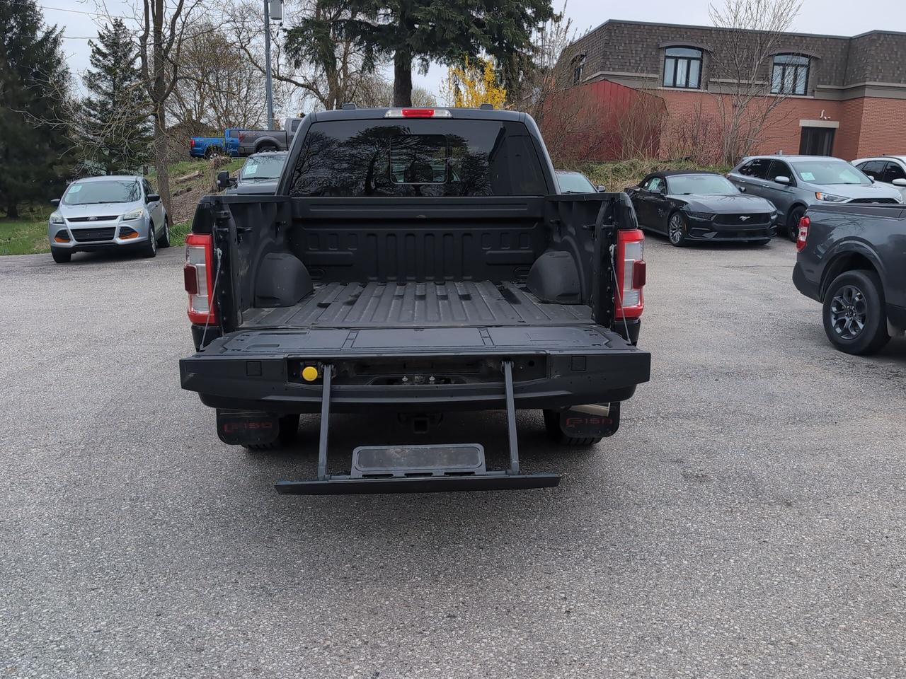 2022 Ford F-150 Lariat 4WD SuperCrew 5.5' Box Photo4