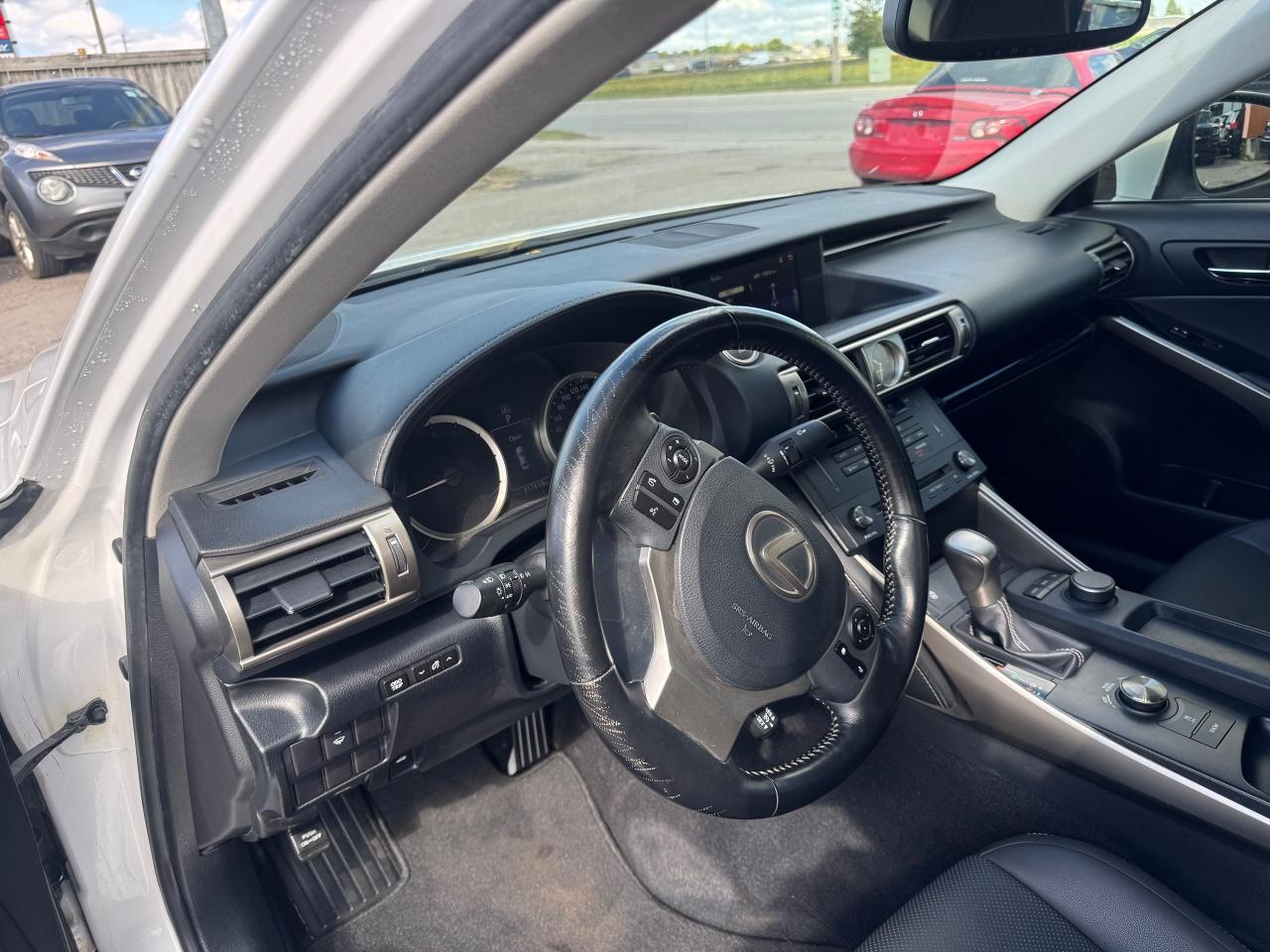 2016 Lexus IS 300 AWD, ONLY 117KMS, ONE OWNER, CERTIFIED - Photo #10