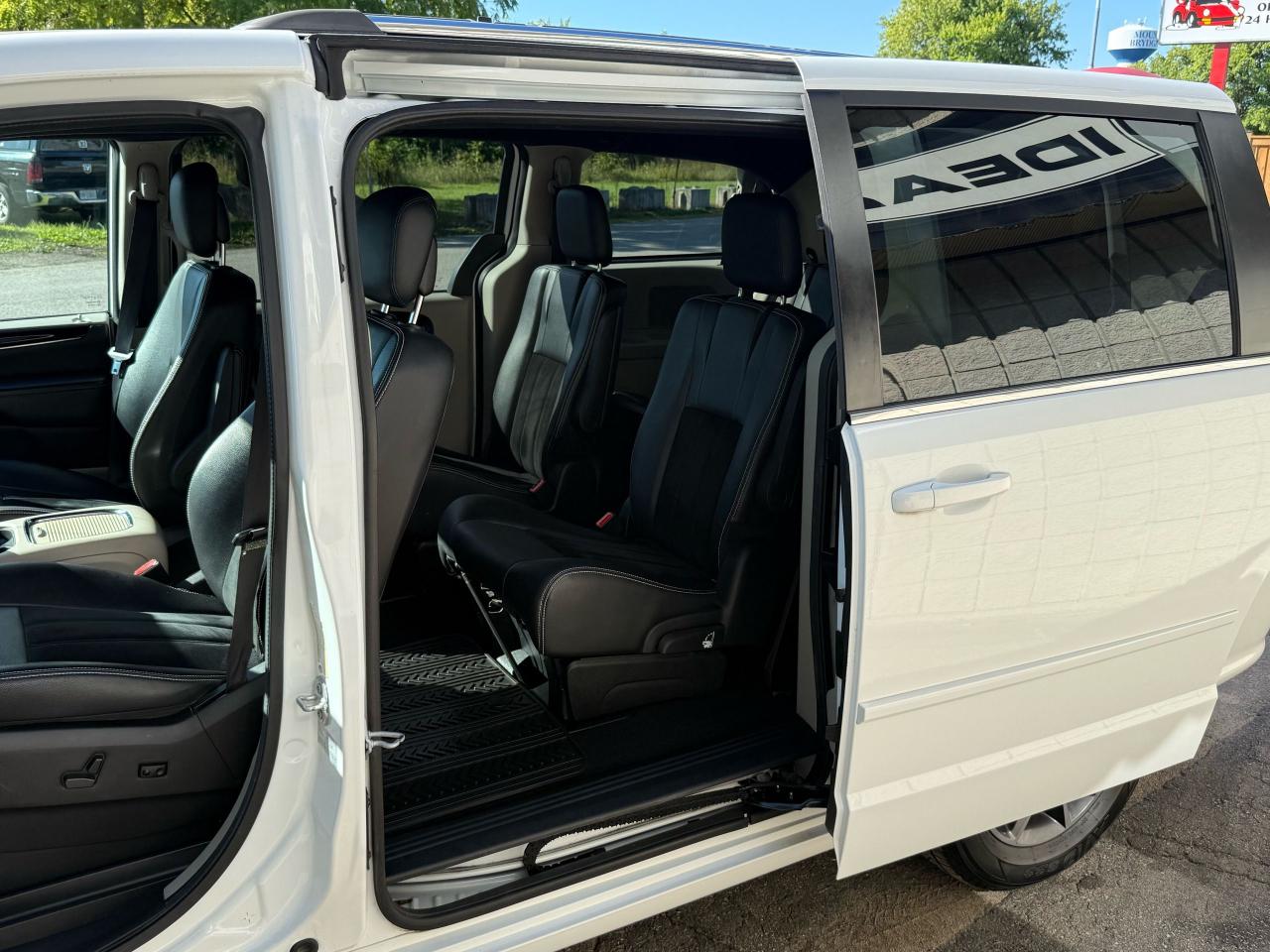 2017 Dodge Grand Caravan SXT Premium Plus - Photo #8