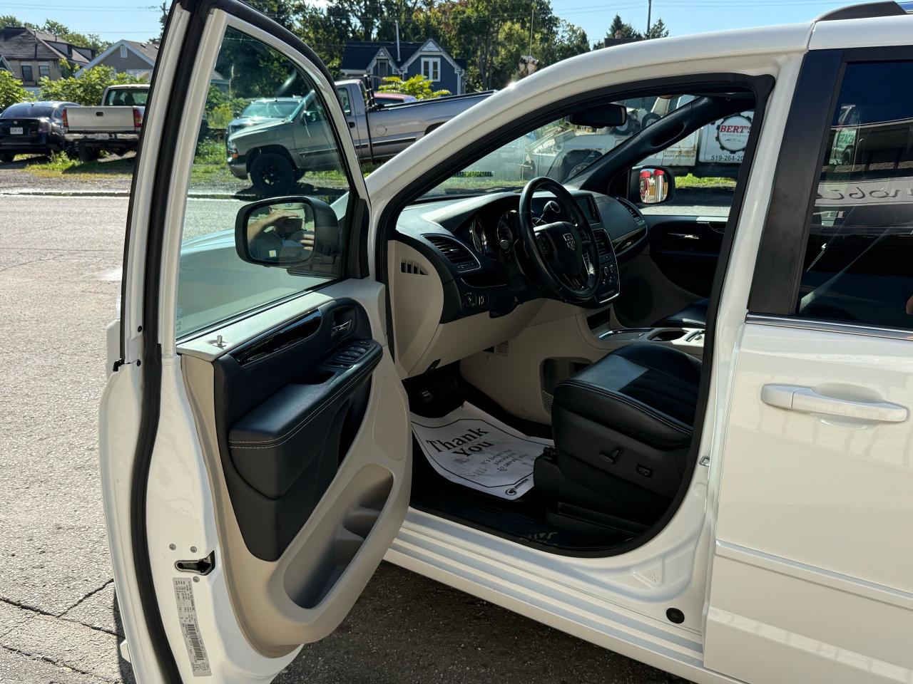 2017 Dodge Grand Caravan SXT Premium Plus - Photo #9
