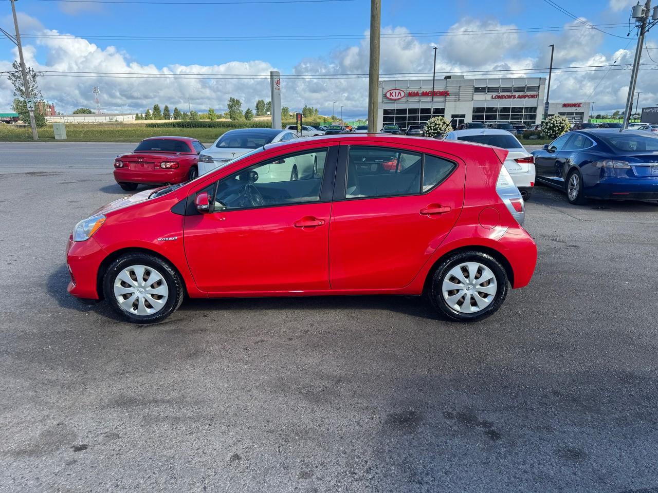 2013 Toyota Prius c WELL MAINTAINED, HYBRID, 3.9L/100KM, CERTIFIED - Photo #2