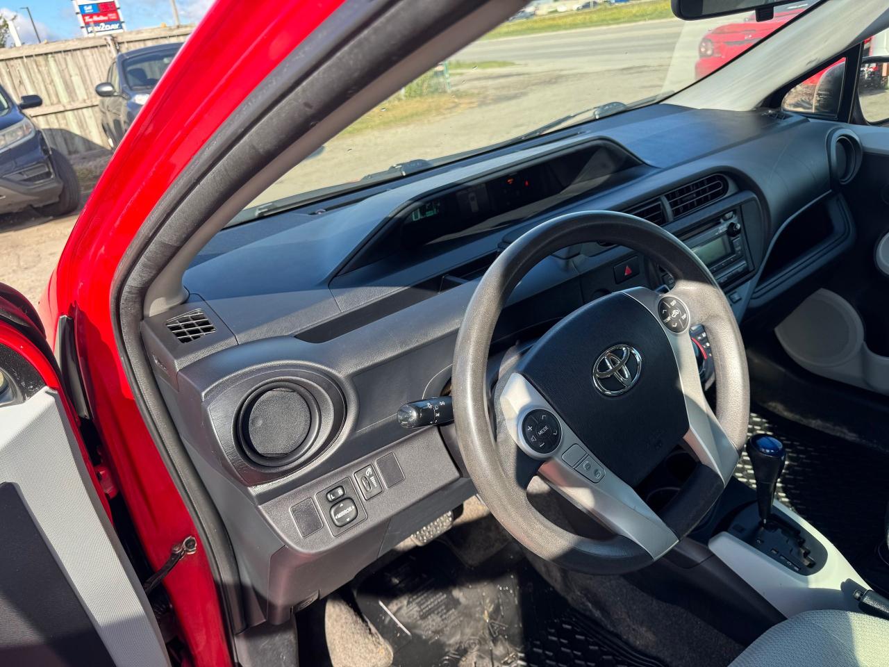 2013 Toyota Prius c WELL MAINTAINED, HYBRID, 3.9L/100KM, CERTIFIED - Photo #10