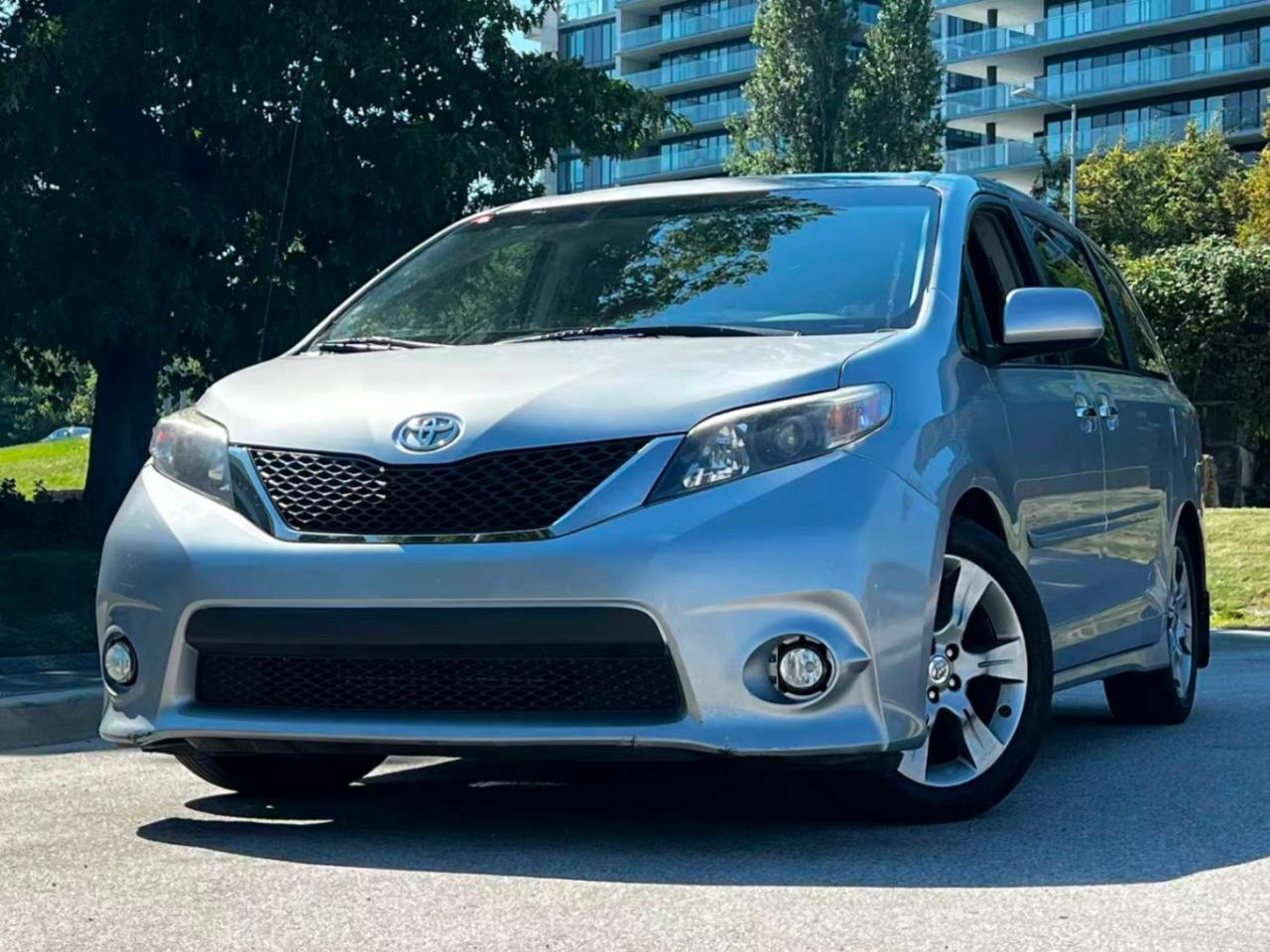 Used 2014 Toyota Sienna SE/ CLEAN TITLE/ BACKUP CAMERA/ POWER SLIDING DOOR for sale in Richmond, BC