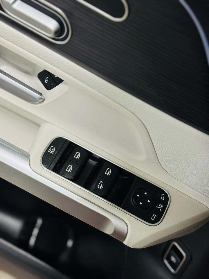 2021 Mercedes-Benz GLB GLB 250 - Photo #8