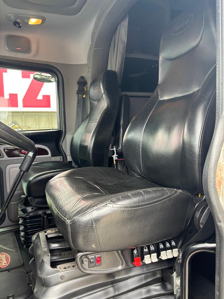 2022 PETERBILT 389  - Photo #8