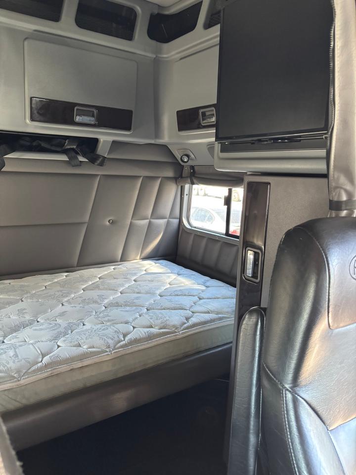 2022 PETERBILT 389  - Photo #10