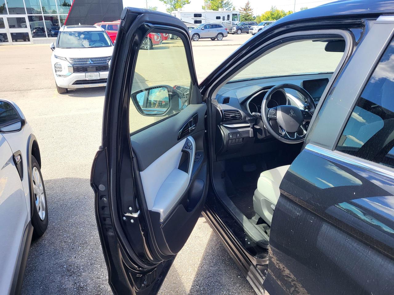 2023 Mitsubishi Eclipse Cross LE Photo