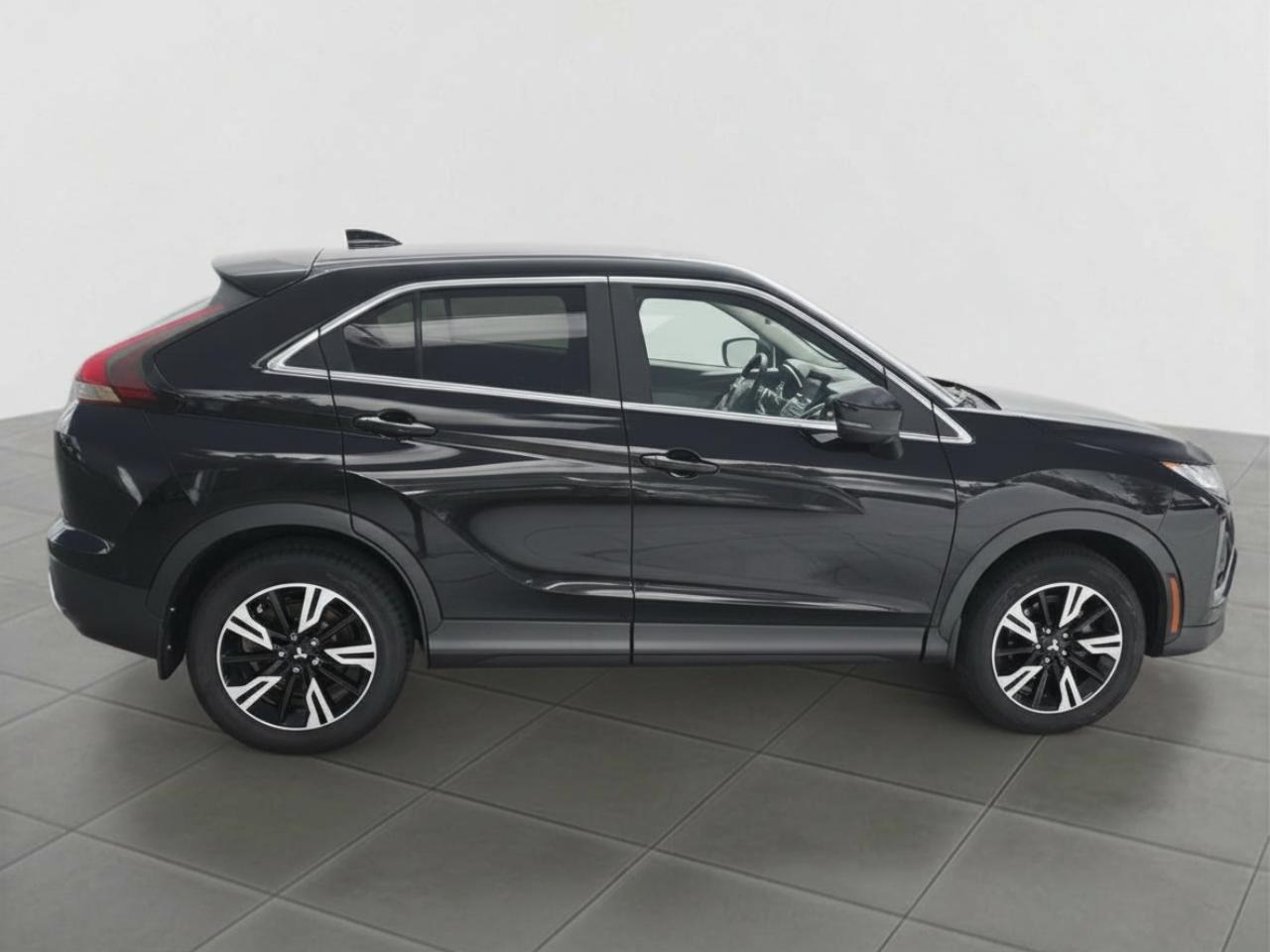 2023 Mitsubishi Eclipse Cross LE Photo