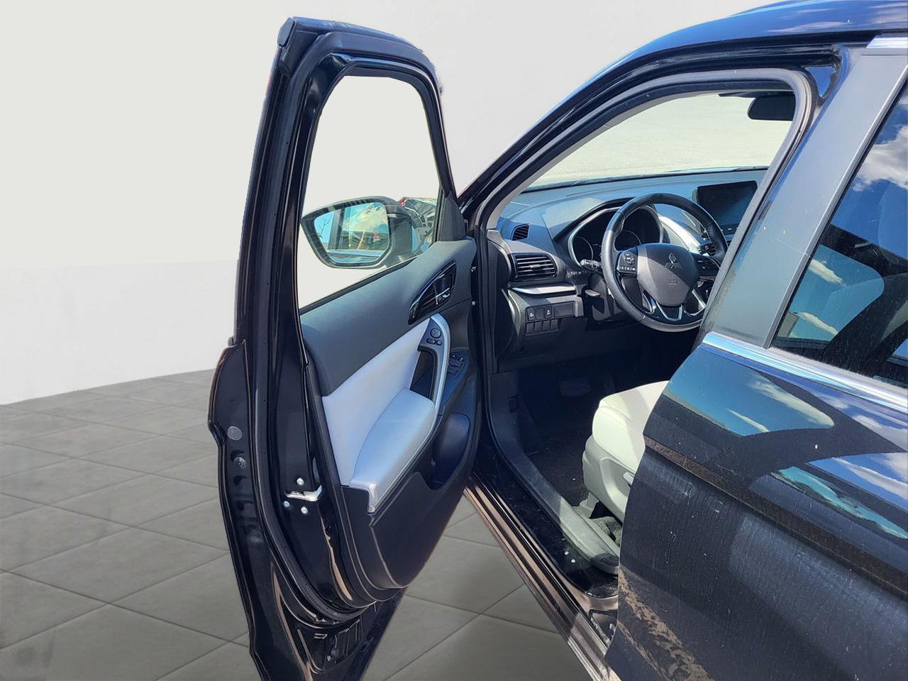 2023 Mitsubishi Eclipse Cross LE Photo