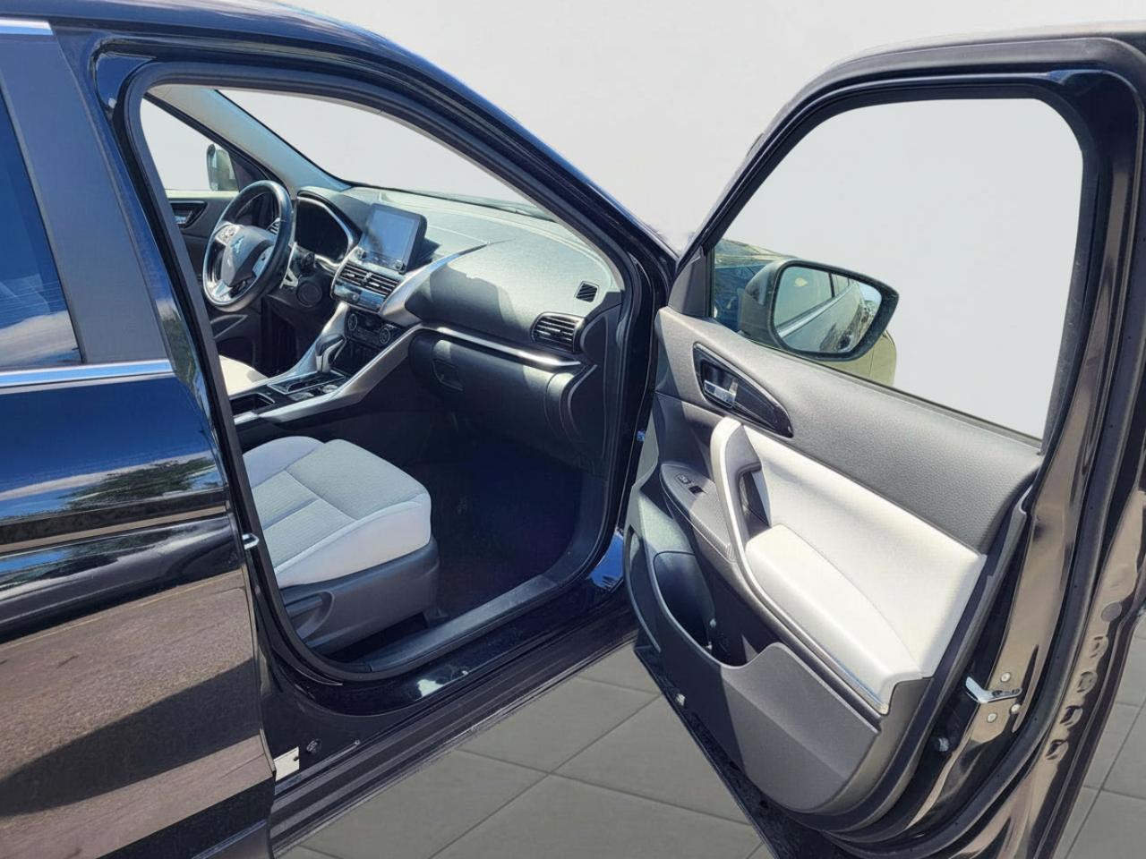 2023 Mitsubishi Eclipse Cross LE Photo