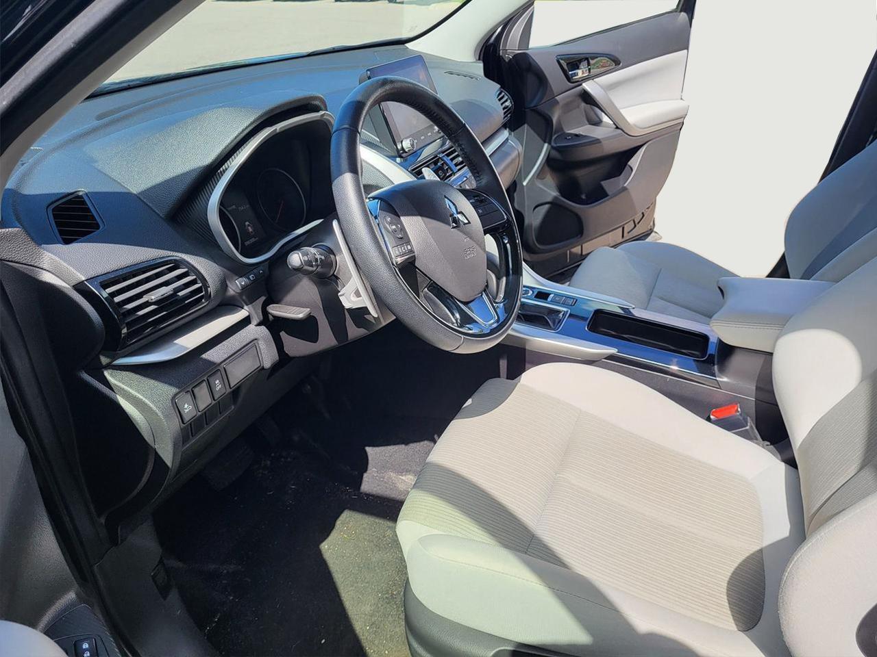 2023 Mitsubishi Eclipse Cross LE Photo