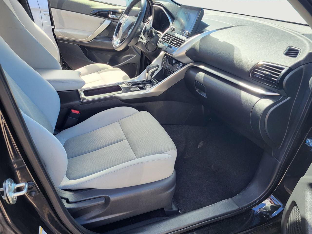 2023 Mitsubishi Eclipse Cross LE Photo