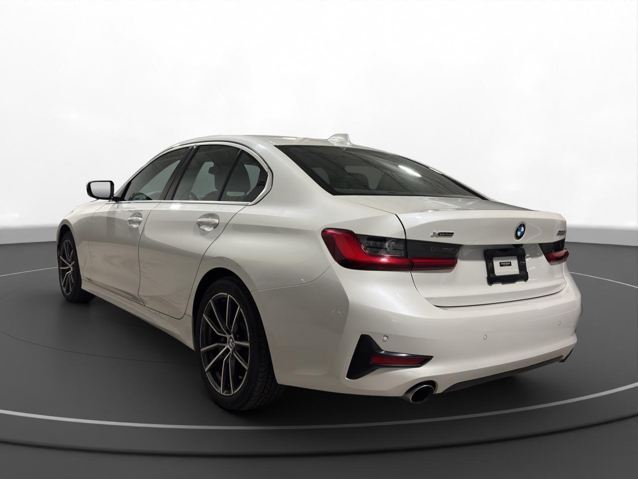 2021 BMW 3 Series 330i xDrive Photo2