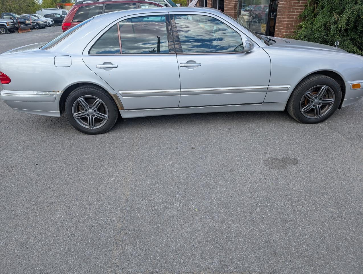 2000 Mercedes-Benz E-Class 4dr Sdn 3.2L 4MATIC Photo2