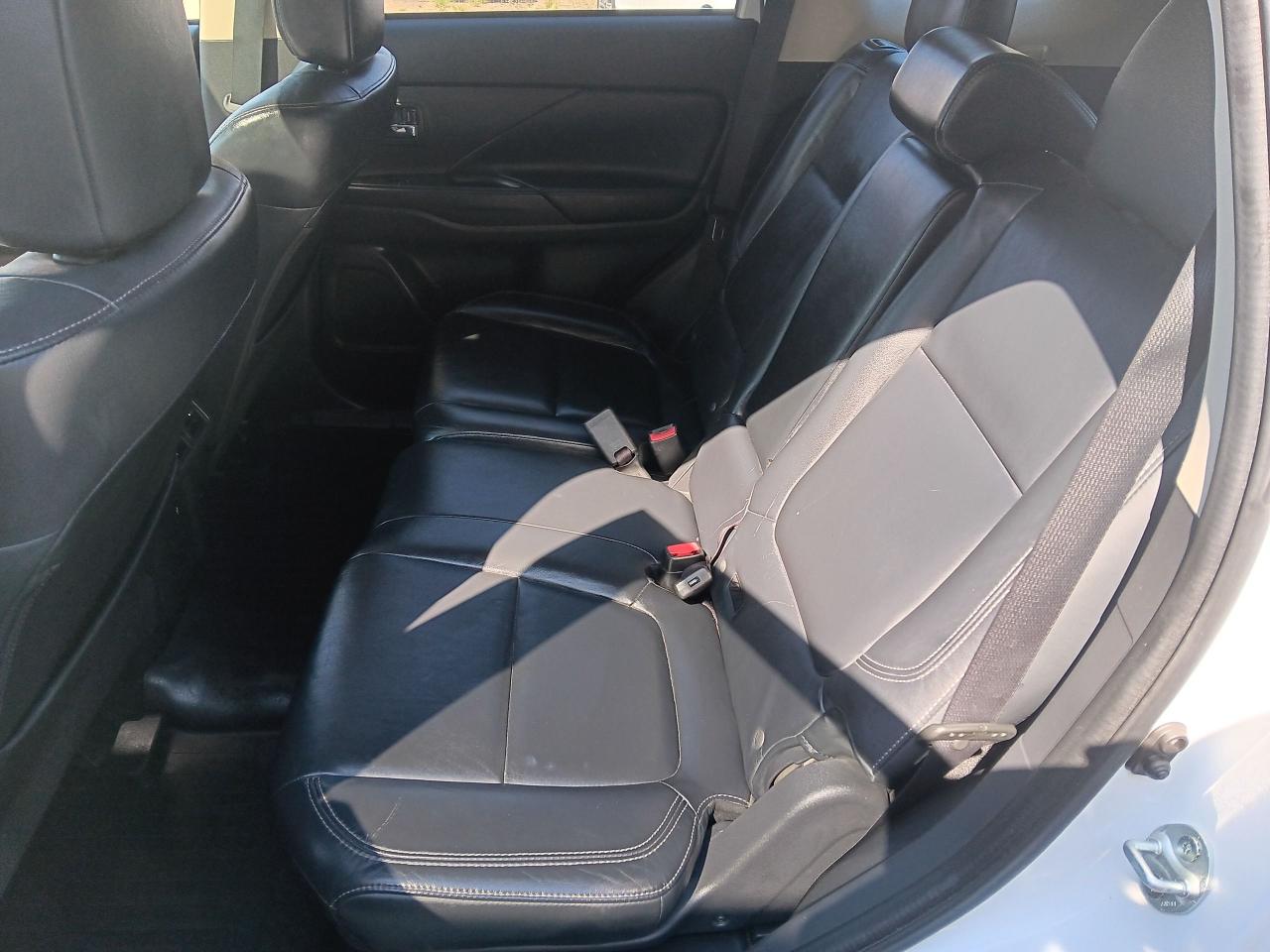 2019 Mitsubishi Outlander GT 7 Pass AWD Leather, Sunroof, BU Cam, Heat Pkg - Photo #17