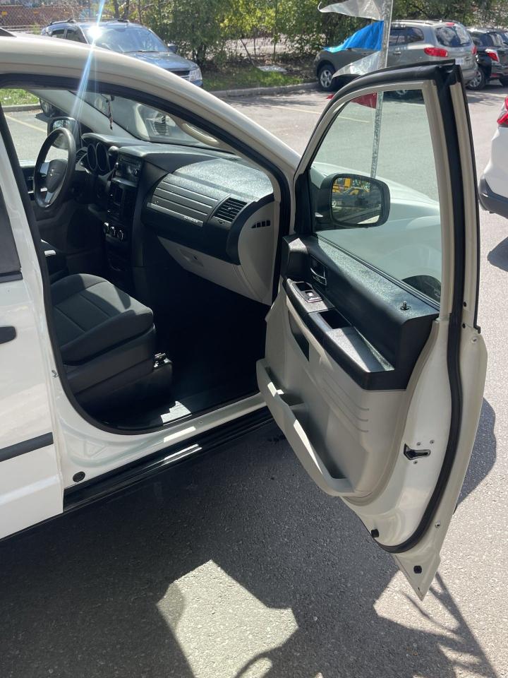 2008 Dodge Grand Caravan SE    Stow n Go - Photo #7
