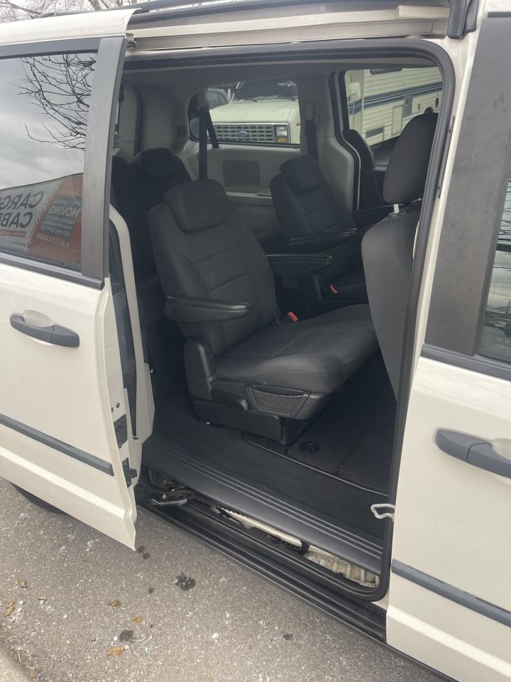 2008 Dodge Grand Caravan SE    Stow n Go - Photo #8