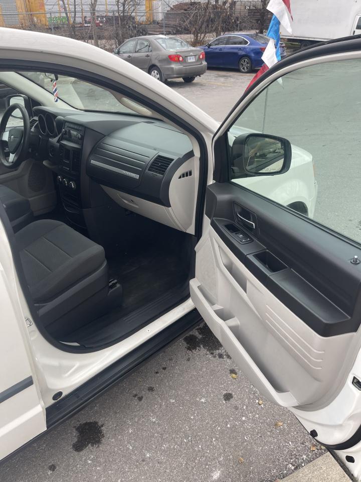 2008 Dodge Grand Caravan SE    Stow n Go - Photo #7