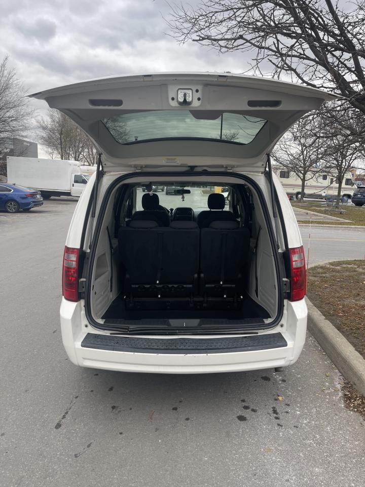 2008 Dodge Grand Caravan SE    Stow n Go - Photo #9