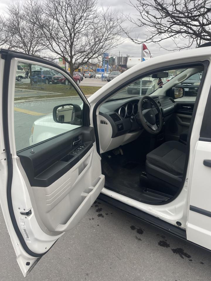 2008 Dodge Grand Caravan SE    Stow n Go - Photo #6