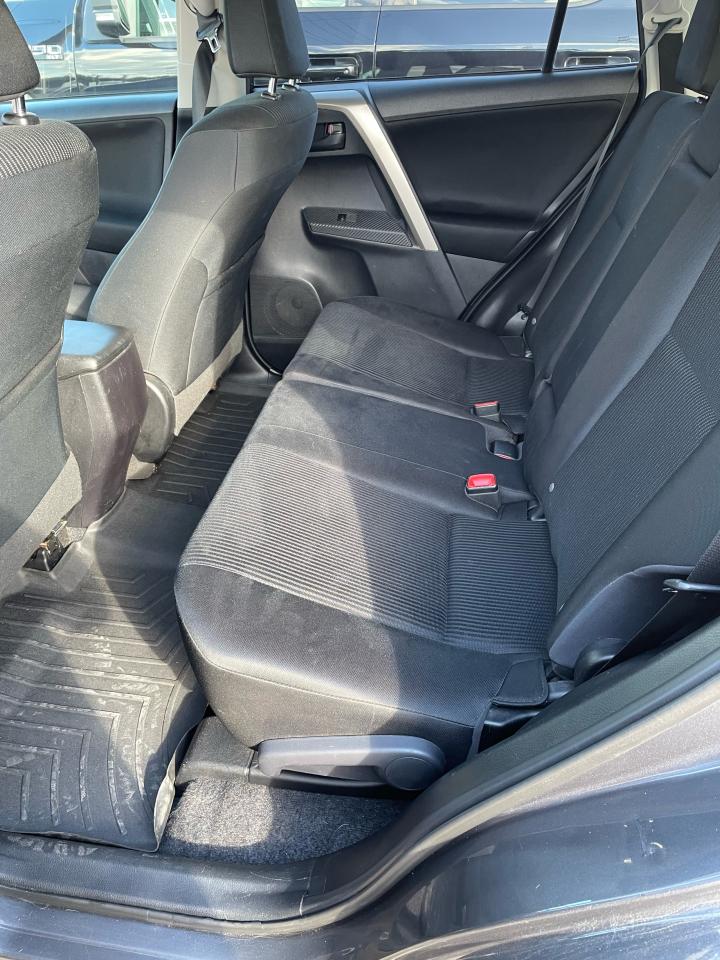 2015 Toyota RAV4 LE Photo4