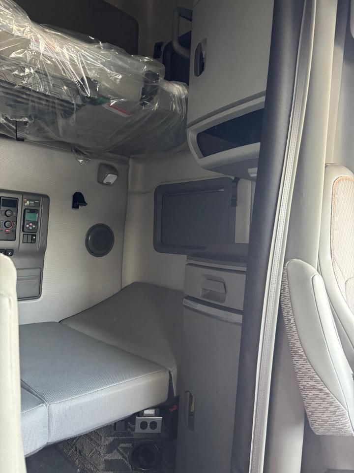 2024 Volvo VNL 760 - Photo #10
