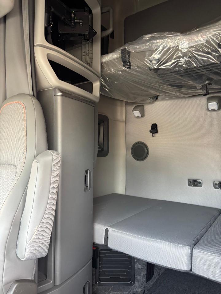 2024 Volvo VNL 760 - Photo #11